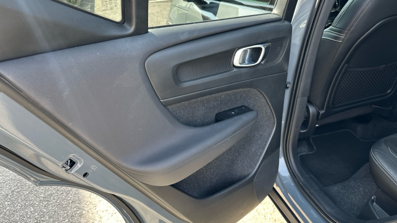 Volvo Xc40 2.0 B4P R DESIGN Pro 5dr Auto Petrol Estate